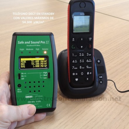 Medidor Safe and Sound Pro 2 realizando medición DECT de campos electromagnéticos