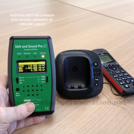 Medidor Safe and Sound Pro 2 realizando medición DECT de campos electromagnéticos descolgado