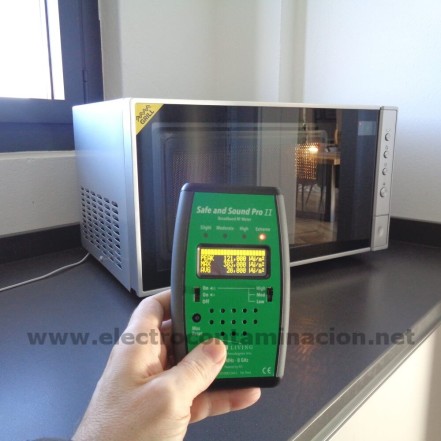 Safe and Sound Pro 2, medidor de campos electromagnéticos midiendo un microondas